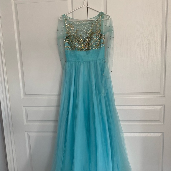 Wedding dress - Picture 2 of 6